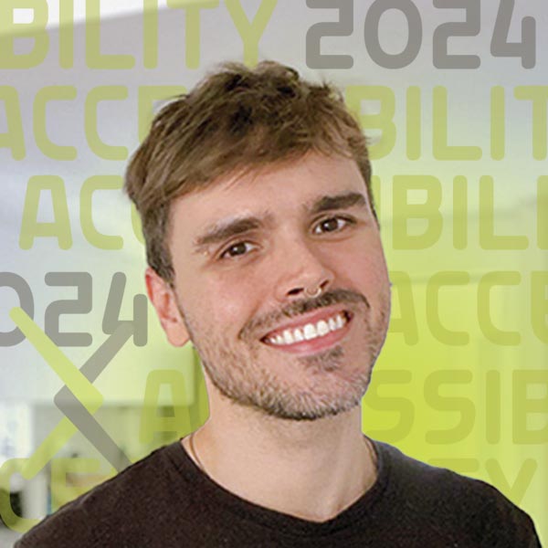 Headshot of Alex Mendonça smiling in an indoor environment