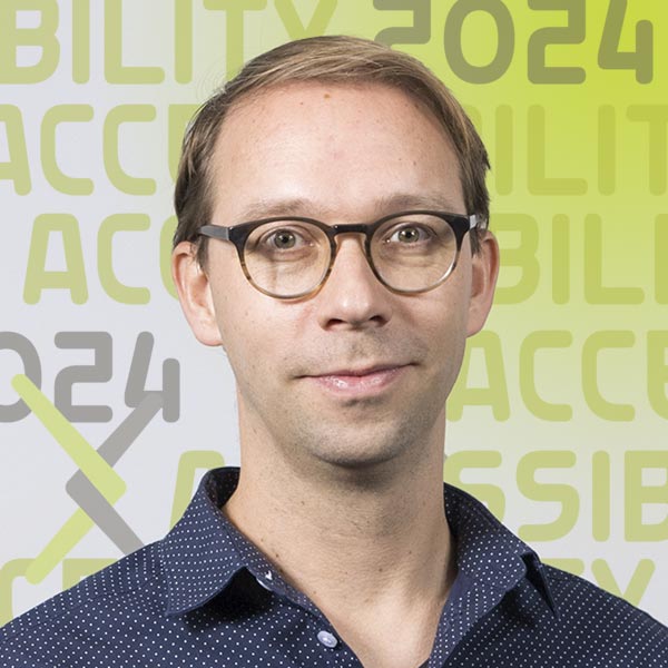 Headshot of Thijs Roumen against a grey background